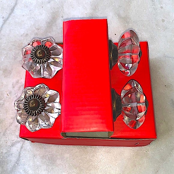 INSTANT FURNITURE UPDATE KNOBS PULLS CLEAR GLASS FLOWER SHAPE SILVER SET OF 4 - Picture 6 of 7